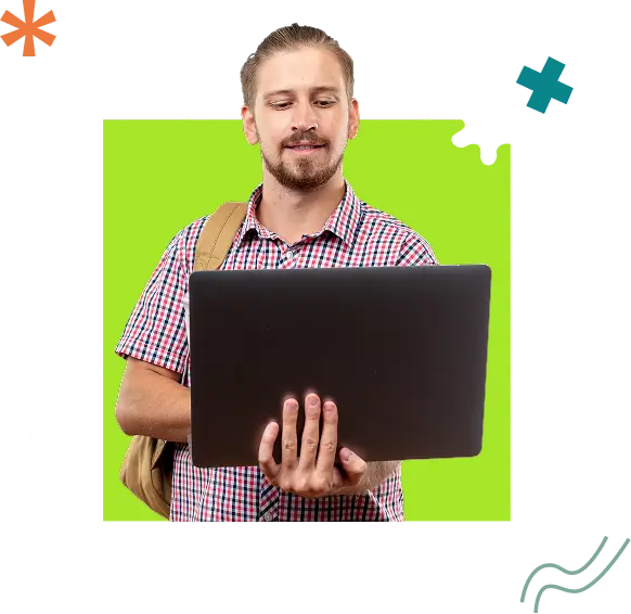 Zdjęcie przedstawiające zadowolonego klienta po naszych korepetycja z informatyki, trzymającego laptopa.